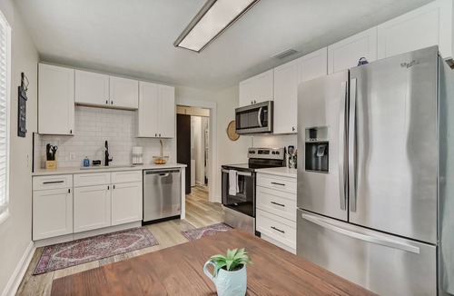 Lakeshore South House | 1/1 Near 5 Historic pts | Hospital | Shops | River