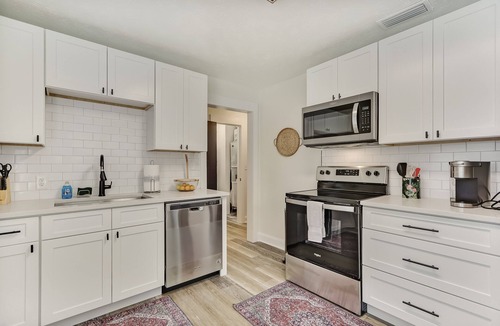 Lakeshore South House | 1/1 Near 5 Historic pts | Hospital | Shops | River