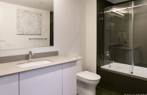 Town Square Condo | 1 Bedroom Condo 236535 by Houzlet
