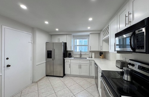 Lauderdale Beach Condo | 1 Block from Beach, Water View, 2 Bd, 2 Bth Pool, BBQ, Gym, Tennis ct, Rec.Room