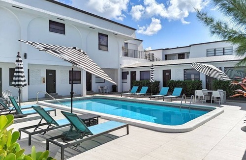 Deerfield Beach Apartment | 1 Block to Beach Pool Walk to Pier