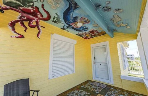 Galveston House | 1 Block to Beach Bunk Bed Aquarium House