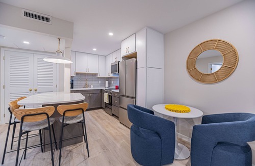 Old Naples Condo | 1 Block to Beach, heart of Old Naples, renovated fall ’24, Perfect Location