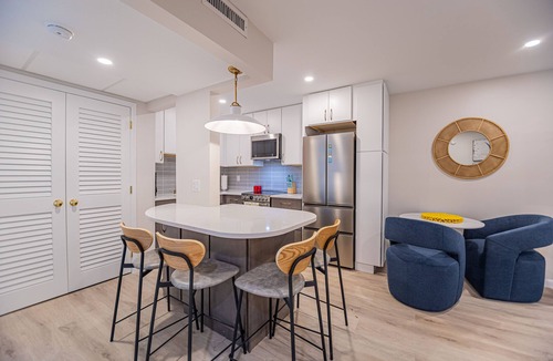 Old Naples Condo | 1 Block to Beach, heart of Old Naples, renovated fall ’24, Perfect Location