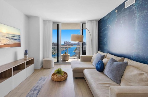 Hallandale Beach Apartment | 1 BR Apartment Modern Resort Balcony & Gym