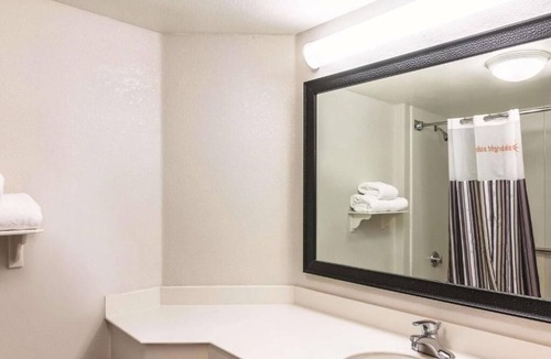 Airport North Hotel | 1 King Bed | La Quinta Orlando | Outdoor Pool | Free Shuttle & Breakfast | Gym