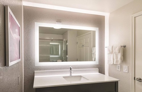 Arlington Hotel | 1 King Bed, La Quinta Inn, Breakfast & Outdoor Poolside Bliss Near Six Flags