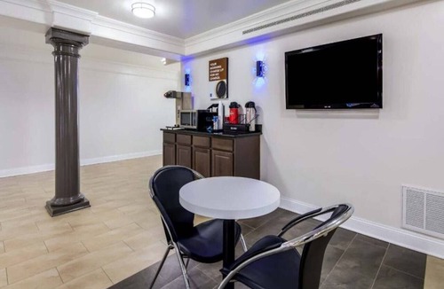 North Little Rock Apartment | 1 King Bed|Nsmk|Micfridge
