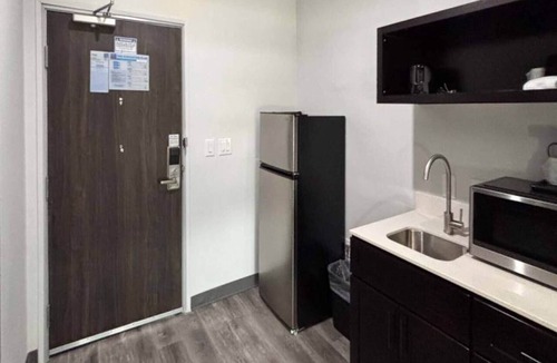 Buckner Terrace - Everglade Park Apartment | 1 King Bed|Non-Smoking, Kitchen