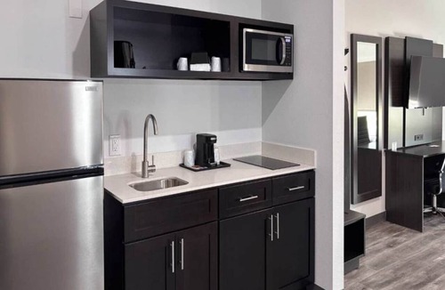 Buckner Terrace - Everglade Park Apartment | 1 King Bed|Non-Smoking, Kitchen