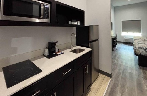 Buckner Terrace - Everglade Park Apartment | 1 King Bed|Non-Smoking, Kitchen