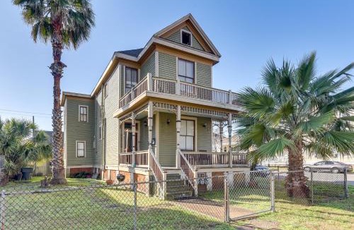 Galveston Apartment | 1 Mi to Beach! Coastal Couples Escape in Galveston