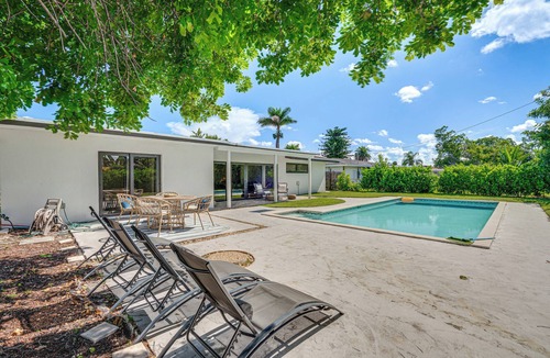 Yacht Club Cottage | 1 Mi to Beach: Modern Cape Coral Home w/Pool