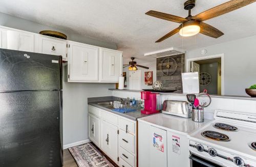 Collegedale House | 1 Mi to SAU & McKee Foods Campus! Condo w/Balcony