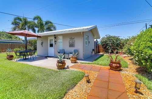 Naples Park Apartment | 1 Mi to Vanderbilt Beach! Walkable Couple’s Haven