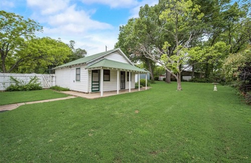 Central Arlington Bed & Breakfast | 1 mile stadium, AC 2-bedroom 1 bath, with breakfast car available