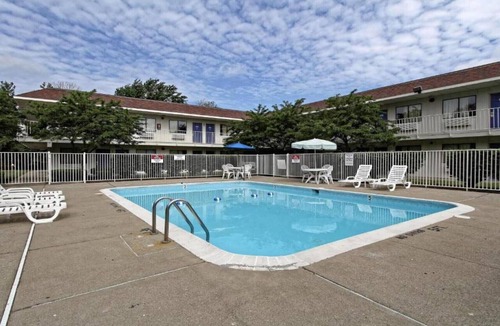 Amherst Apartment | 1 Queen Bed|Mob Acc|RI Shwr|Nsmk|Micfridg