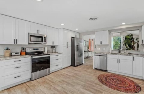 Englewood East House | 10 mins to Beach. 3bed/2ba pool home/game room. Private 1-acre. Pet friendly.