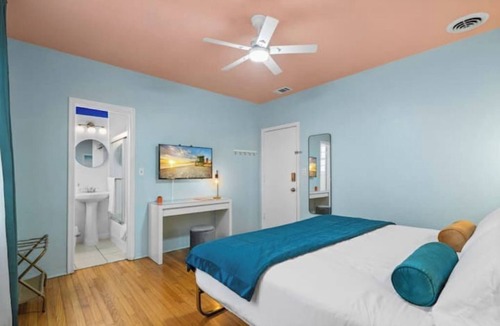 North Beach Hotel | #10 Unit in Mid-century Art-Déco Building KingBed EnSuiteBath Steps>Beach PetsOK