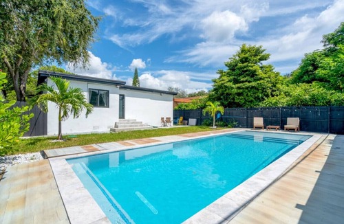 El Portal House | 12 Guest Oasis Pool Family & Group Friendly