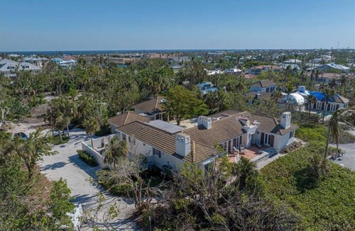 Boca Grande House | 1400-14th - Sleeps 10 - Beachfront - Courtyard Home