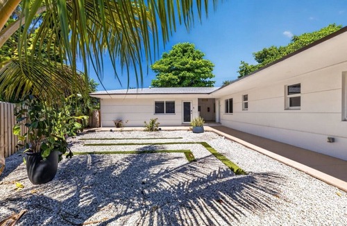 Northeast Miami Apartment | 15 min to Beach | 2 Queen Beds | Free Parking (U2)