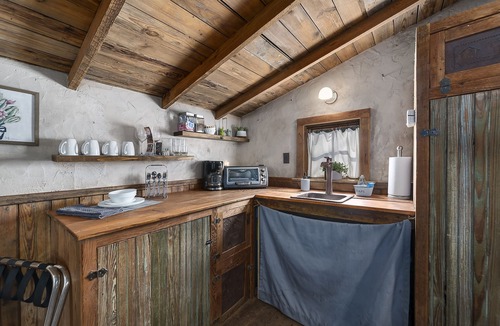 Fredericksburg Cabin | 1800's Cabin W/Farm Cats! Hot Tub/Close to Downtown! Cactus- Voted Most Romantic