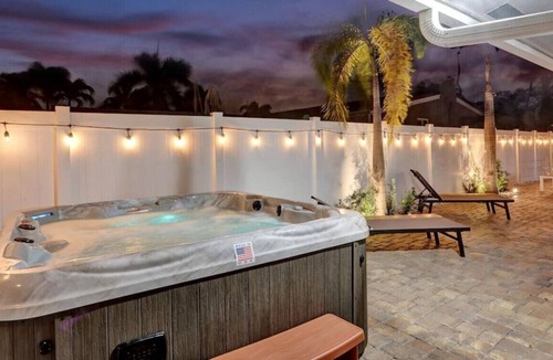 Pompano Isles House | 1801 · Walk to the Beach! Lovely 3/2 with Outdoor Spa