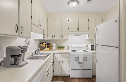 Enterprise Apartment | 19 Green Acres Cozy Apartment