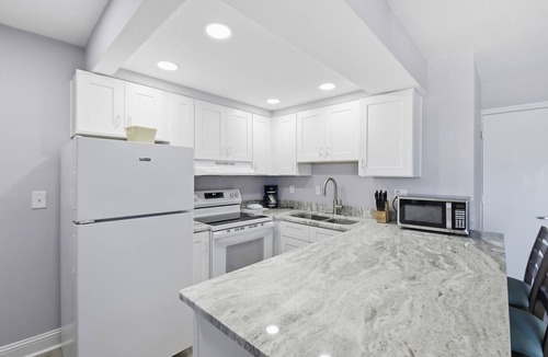 New Britain Condo | 1BR Oceanfront Condo | Balcony & Kitchen + Hot Tub
