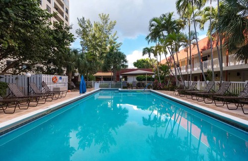 Pompano Beach Condo | 1BR Pool-View Condo near the Beach w/Resort Pools
