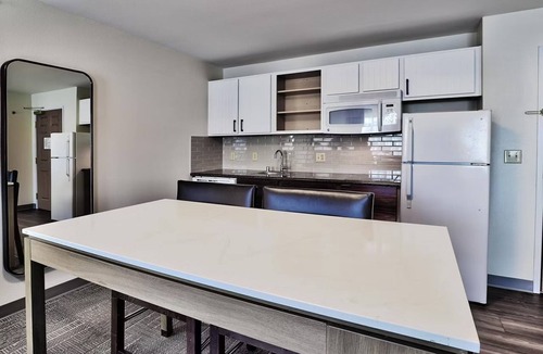 Albuquerque Apartment | 1BR Queen Suite w/Hot Breakfast, Workspace & Pool