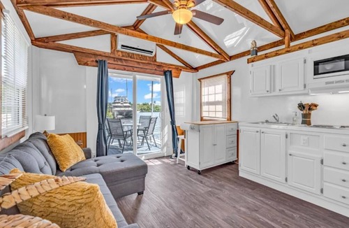 Key Colony Beach Cabin | 2/1 The Dolphin Aqua Lodge with Cabana Club Benefits