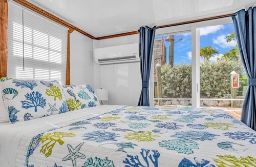 Key Colony Beach Cabin | 2/1 The Dolphin Aqua Lodge with Cabana Club Benefits