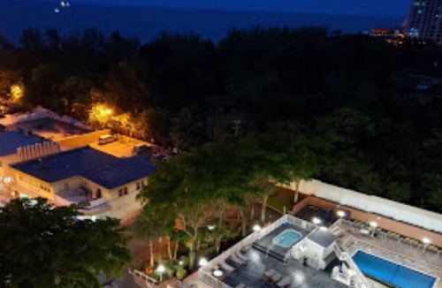 Birch Park Finger Streets Condo | "2" 1bed 1 bath condo 1 block off beach sleeps 6