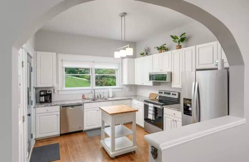 North Chattanooga House | 2/2 North Chatta Charmer with Hot Tub!