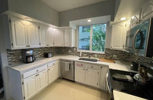 Victoria Park Cottage | 2/2 Spacious Coconut Cottage - Near Las Olas Blvd