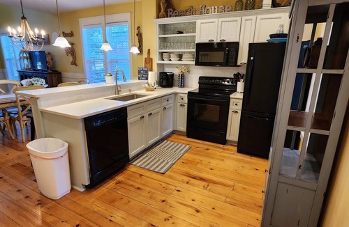Laurel Grove House | 2 - 6 Seater Golf Carts, 5 Adult 2 Kid Bikes, 8 Beach Chairs, Picturesque Views!