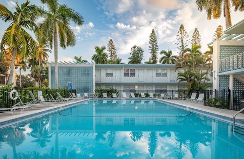 Old Naples Condo | 2 BD/2BA. Just steps to Beach, Walk to 3rd St South