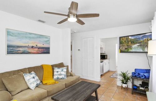 Pass-a-Grille Villa | 2 Bed/1 Bath Villa in Historic Pass-A Grille. Walk to the beach and shops!