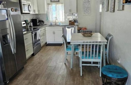 Brown House | 2-bed, 2 Bath, 2 Fam Rms, Pet Friendly 1 block from no drive New Smyrna Beach.