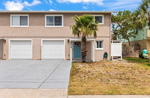Brown House | 2-bed, 2 Bath, 2 Fam Rms, Pet Friendly 1 block from no drive New Smyrna Beach.