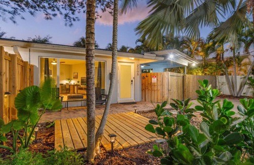Wilton Manors House | 2 Bed - Steps from Wilton Drive | Fire Pit | BBQ