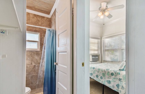 Pass-a-Grille Historic District Villa | 2 bed Villa in Relaxing Pass-A-Grille. Half a Block from the Beach