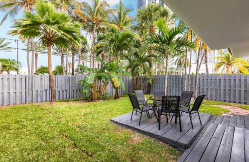 Sunny Isles Beach Ski Chalet | 2 Bedroom 2 Bath Beach 1 min Walk 8 People Keyless Flexible Check in