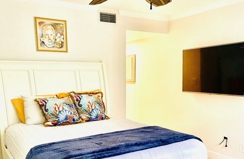 Central Naples Villa | 2 Bedroom - 2 Bath - Beautifully decorated Cottage