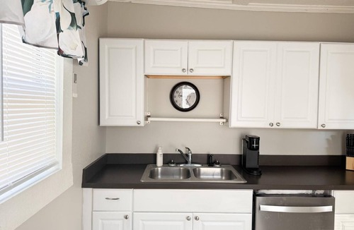 Southbank Apartment | 2-bedroom apartment in perfect Jacksonville with cool AC