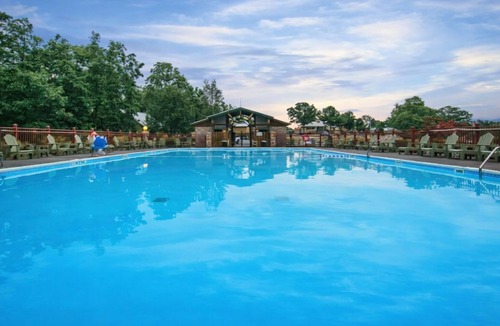Branson Resort | 2 bedroom condo w/covered deck on Golf Club complex near gorgeous Branson Mo.