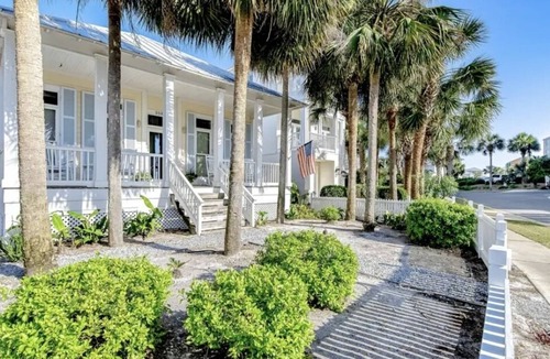 Holiday Isle Cottage | 2 Bedroom Cozy Cottage steps to the beach and jetty in DESTIN POINTE!