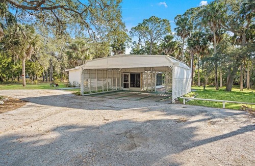Spring Hill House | 2-bedroom house with acreage in tranquil Aripeka-Spring Hill area with AC